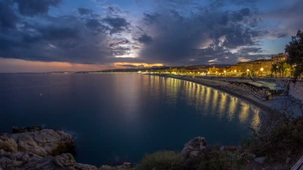 Frente al mar de la ciudad de Niza y el mar Mediterráneo día a noche timelapse — Vídeos de Stock