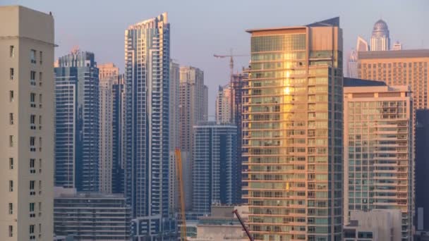 Vista aérea da Marina do Dubai a partir de um ponto de vista ao pôr do sol timelapse . — Vídeo de Stock