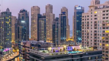 Dubai Yat Limanı havadan görünümü için gece timelapse bir noktadan günden günbatımı sonra.
