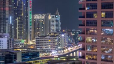 Havadan görünümden bir noktadan gece timelapse Dubai Marina.