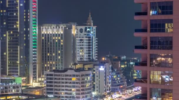 Luchtfoto van Dubai Marina vanaf een uitkijkpunt nacht timelapse. — Stockvideo