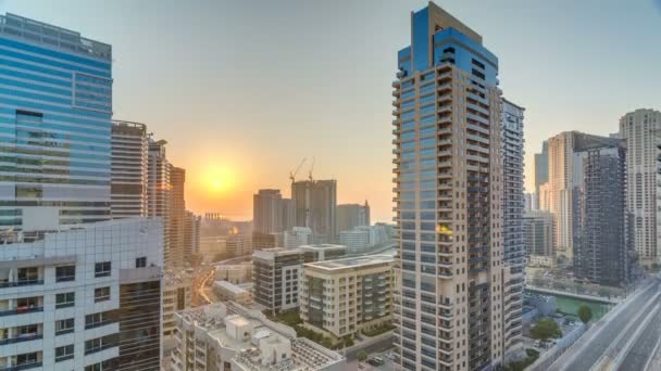 Vista aérea de Dubai Marina desde un mirador al atardecer timelapse . — Vídeo de stock