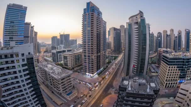 Flygfoto över Dubai Marina efter solnedgången från en utsiktspunkt dag till natt timelapse. — Stockvideo