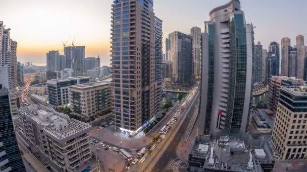 Vista aérea de Dubai Marina después del atardecer desde un mirador día a noche timelapse . — Vídeos de Stock