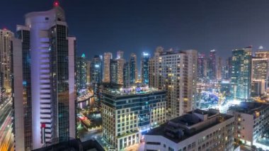 Havadan görünümden bir noktadan gece timelapse Dubai Marina.