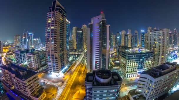 Vista aérea del puerto deportivo de Dubai desde un mirador nocturno timelapse . — Vídeos de Stock