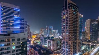 Havadan görünümden bir noktadan gece timelapse Dubai Marina.