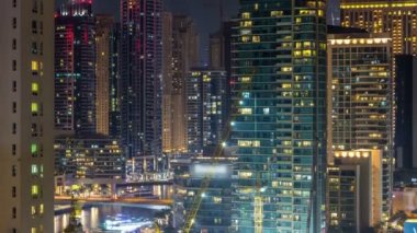 Havadan görünümden bir noktadan gece timelapse Dubai Marina.