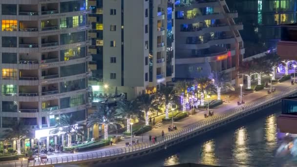 Luchtfoto van Dubai Marina vanaf een uitkijkpunt nacht timelapse. — Stockvideo