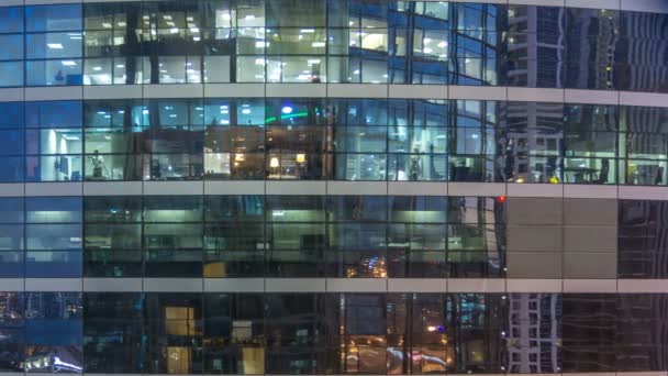 A több szövegegységet tartalmazó modern üveg és a fém irodaház fény éjszaka timelapse izzó windows. — Stock videók
