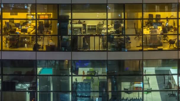 Ventanas brillantes en vidrio moderno de varios pisos y edificio de oficinas de metal se iluminan por la noche timelapse . — Vídeo de stock