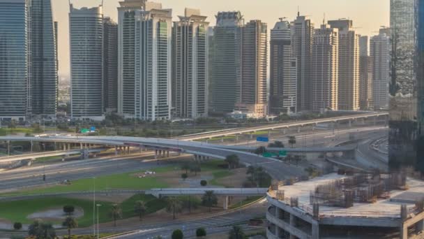 Vista aérea a JLT y Dubai Marina con gran cruce de carreteras timelapse en sheikh zayed carretera y rascacielos en la distancia . — Vídeo de stock