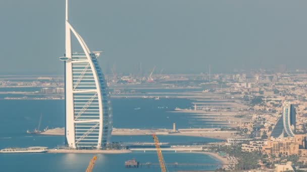 Vista aérea de Jumeirah Beach y Dubai skyline con Burj Al Arab en el timelapse de la tarde, Emiratos Árabes Unidos — Vídeos de Stock