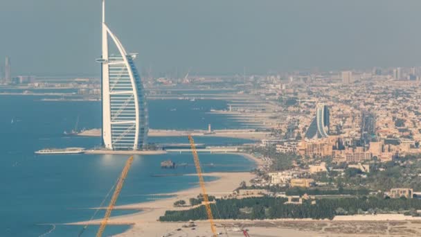 Εναέρια άποψη του Jumeirah Beach και το Ντουμπάι ορίζοντα με το Burj Al Arab βράδυ timelapse, Ηνωμένα Αραβικά Εμιράτα — Αρχείο Βίντεο