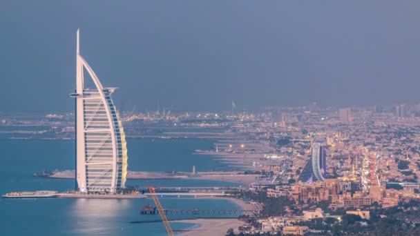 Burj Al Arab gün gece timelapse, Birleşik Arap Emirlikleri için hava görünüm Jumeirah Plajı ve Dubai manzarası — Stok video