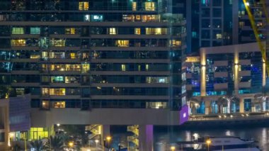 Havadan görünümden bir noktadan gece timelapse Dubai Marina.