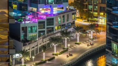 Havadan görünümden bir noktadan gece timelapse Dubai Marina.
