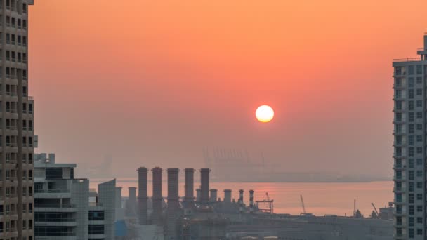 Vue aérienne de Dubai Marina d'un point de vue au coucher du soleil timelapse . — Video