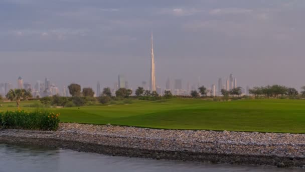 Prachtige golfbaan tijdens zonsopgang rond moderne wolkenkrabbers van Downtown Dubai timelapse in luxe Dubai city, Verenigde Arabische Emiraten — Stockvideo