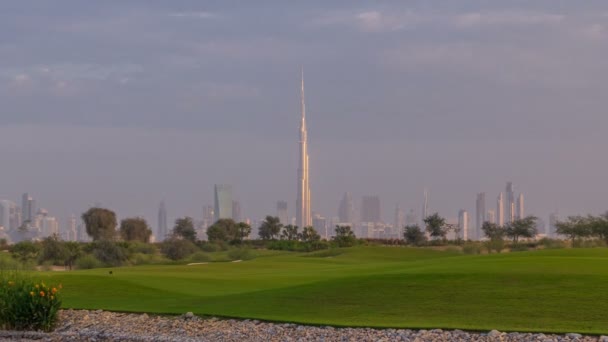 Красиві гольфу при сходом сонця навколо ультрасучасні хмарочоси Dubai Downtown timelapse в розкоші міста Дубай, Об'єднані Арабські Емірати — стокове відео