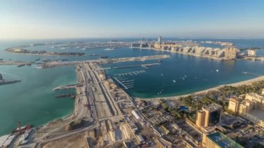 Palm Jumeirah Adası timelapse hava görünümünü. Villa, otel ve yat ile üstten görünüm akşam. Yeni cruise terminal inşaat süreci