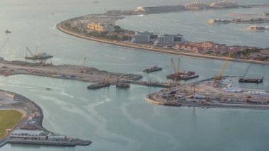 Palm Jumeirah Adası timelapse havadan görünümü.