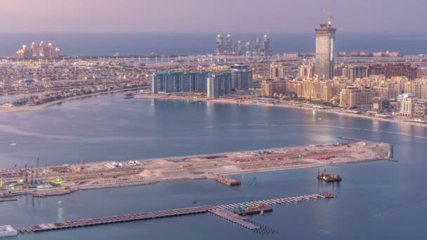 Luftaufnahme der Palmeninsel Jumeirah Tag-Nacht-Zeitraffer. — Stockvideo