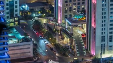 Trafik önünde gece üstünden gökdelen timelapse, Dubai, Birleşik Arap Emirlikleri Dubai Marina Otel giriş havadan görünümü.