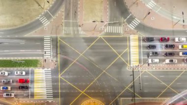 Bir büyük şehir gece timelapse bir yol kavşak havadan görünümü.