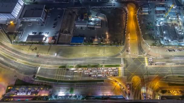 Vista aérea de una intersección de carreteras en una gran ciudad noche timelapse . — Vídeo de stock