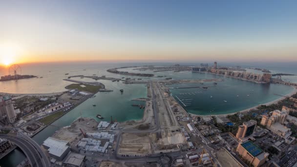 Zachód słońca widok na wyspę Palm Jumeirah dzień do nocy timelapse. — Wideo stockowe