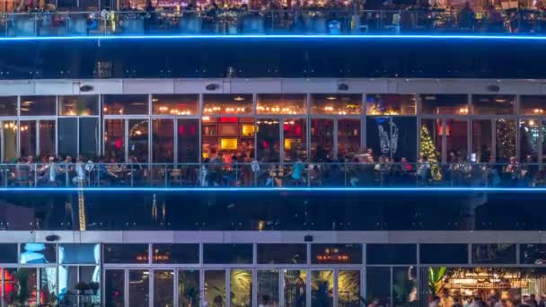 Cirkulär byggnad med olika restauranger på varje våning i hjärtat av Dubai Marina district natt timelapse. — Stockvideo