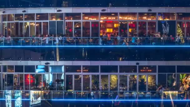Edificio circular con diferentes restaurantes en cada planta en el corazón del distrito Dubai Marina noche timelapse . — Vídeos de Stock