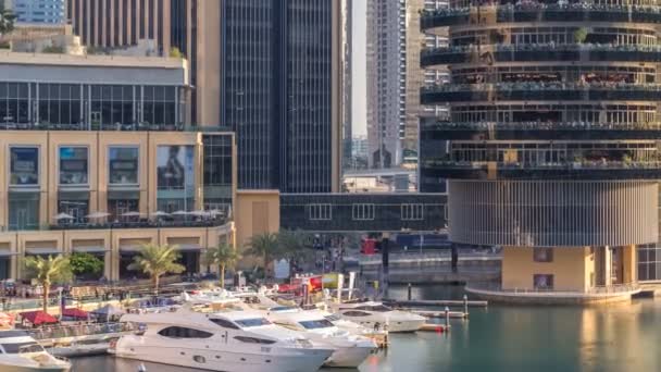 Vew aéreo de Dubai Marina com shopping center, restaurantes, torres e iates timelapse, Emirados Árabes Unidos . — Vídeo de Stock