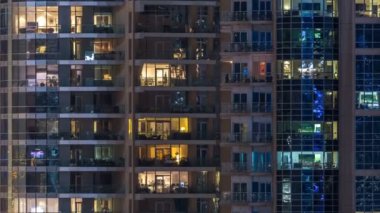 Çok öykülü modern cam konut içinde parlayan pencere eşiği ışık gece timelapse binanın....