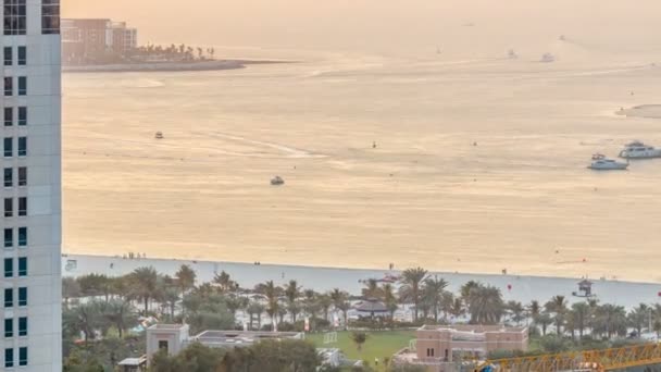 Widokiem na zachód słońca z plaży na timelapse Jbr - przy słynnej plaży Jumeirah w Dubaju, Zjednoczone Emiraty Arabskie — Wideo stockowe