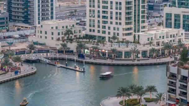 Lyxiga Dubai Marina kanalen med passerande båtar och strandpromenaden dag till natt timelapse, Dubai, Förenade Arabemiraten — Stockvideo