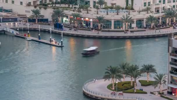 Luxe Dubai Marina kanaal met het passeren van boten en promenade dag naar nacht timelapse, Dubai, Verenigde Arabische Emiraten — Stockvideo