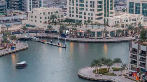 Luxury Dubai Marina canal com barcos que passam e calçadão dia a noite timelapse, Dubai, Emirados Árabes Unidos — Vídeo de Stock