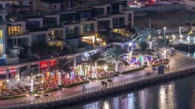 Geçen tekneler ve mesire gece timelapse, Dubai, Birleşik Arap Emirlikleri ile lüks Dubai Yat Limanı Kanal