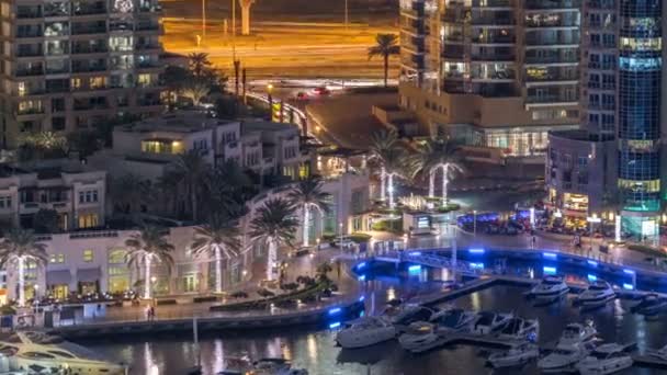 Luxus Dubai Marina Kanal mit vorbeifahrenden Booten und Promenade Nacht Zeitraffer, Dubai, Vereinigte Arabische Emirate — Stockvideo