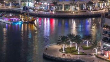 Geçen tekneler ve mesire gece timelapse, Dubai, Birleşik Arap Emirlikleri ile lüks Dubai Yat Limanı Kanal