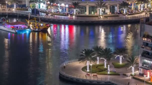 Luxe Dubai Marina kanaal met het passeren van boten en promenade nacht timelapse, Dubai, Verenigde Arabische Emiraten — Stockvideo