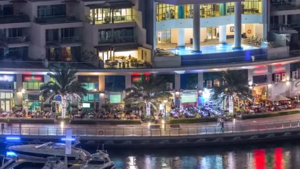 Luxus Dubai Marina Kanal mit vorbeifahrenden Booten und Promenade Nacht Zeitraffer, Dubai, Vereinigte Arabische Emirate — Stockvideo