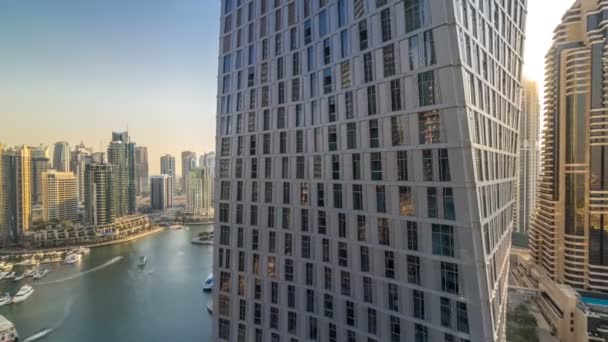 Bella vista aerea del lungomare di Dubai Marina e canale con yacht galleggianti e barche prima del tramonto a Dubai, Emirati Arabi Uniti . — Video Stock