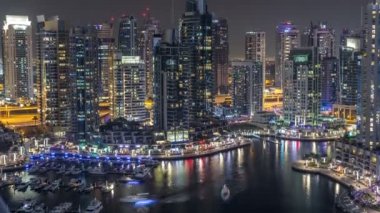 Geçen tekneler ve mesire gece timelapse, Dubai, Birleşik Arap Emirlikleri ile lüks Dubai Yat Limanı Kanal