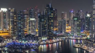 Geçen tekneler ve mesire gece timelapse, Dubai, Birleşik Arap Emirlikleri ile lüks Dubai Yat Limanı Kanal