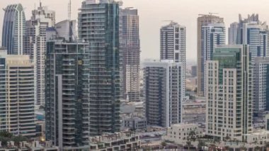 Geçen gece timelapse, Dubai, Birleşik Arap Emirlikleri için tekneler ve mesire gün ile lüks Dubai Yat Limanı kanal