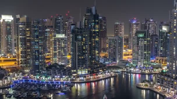 Luxe Dubai Marina kanaal met het passeren van boten en promenade nacht timelapse, Dubai, Verenigde Arabische Emiraten — Stockvideo
