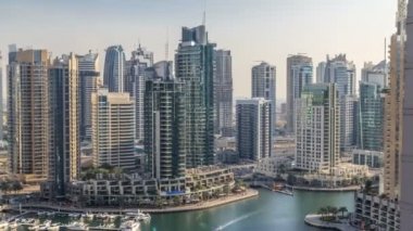 Dubai Yat Limanı mesire ve yüzen ile kanal güzel hava görünümünü yatlar ve gün batımından önce Dubai, BAE tekneler.